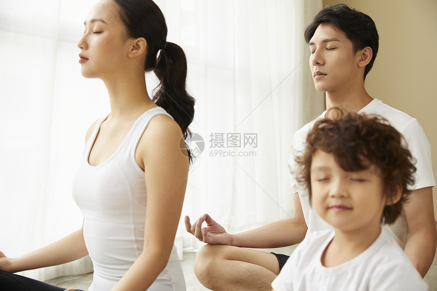 年轻女人物冥想家庭生活方式瑜伽图片