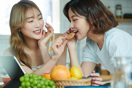 笑脸进餐幸福女生活美食背景图片