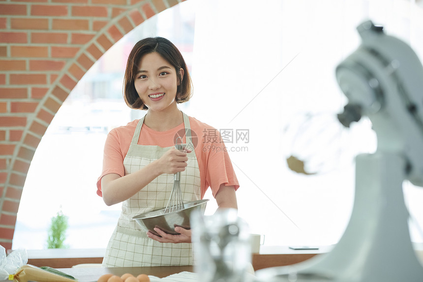 熟的女人蛋糕女店员烹饪图片