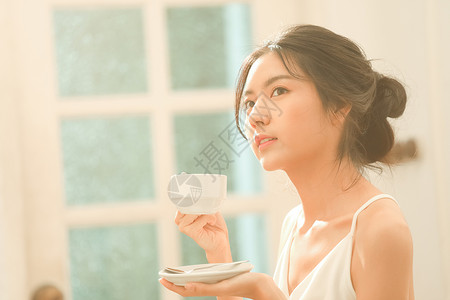 夏天咖啡杯家居服女生活方式茶时间年轻女性高清图片素材