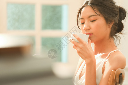 入住感的放松的女生活方式茶时间泰国人高清图片素材