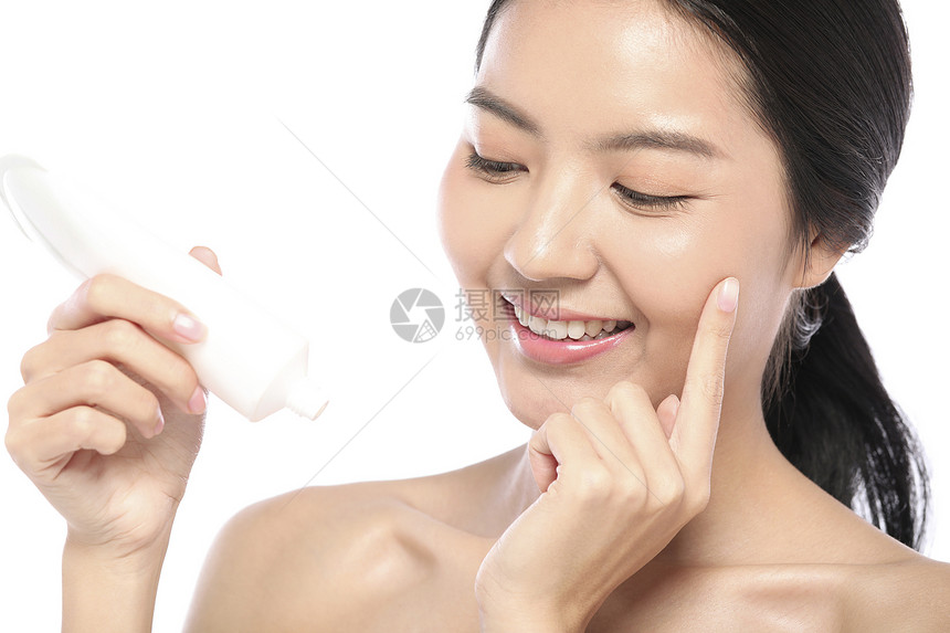 年轻女性使用护肤产品图片