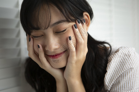 手捂脸盘的可爱女孩图片