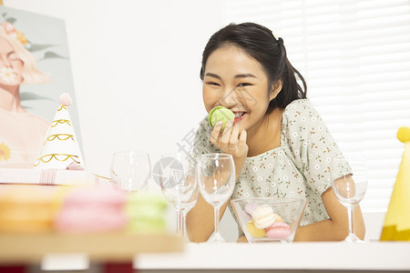 生日聚会上的欢乐女人图片