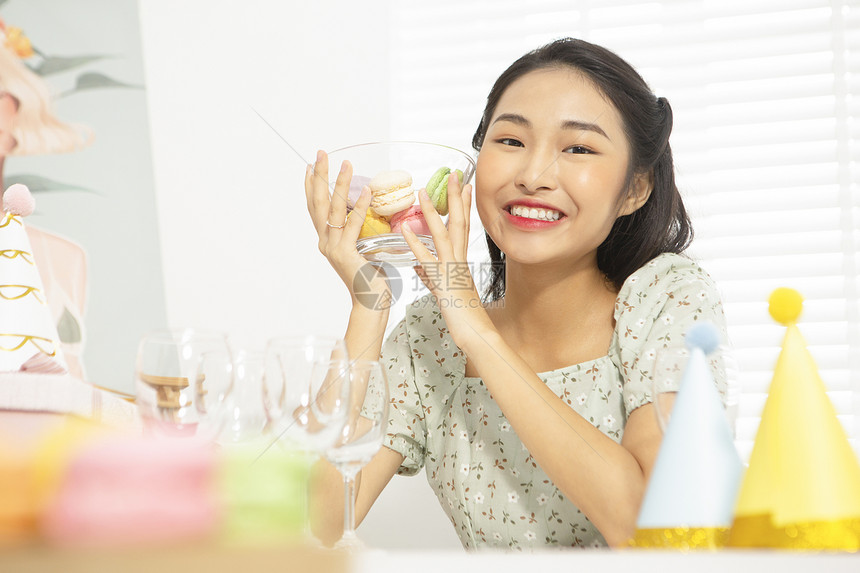 笑容泛亚洲度假女人的生活方式图片