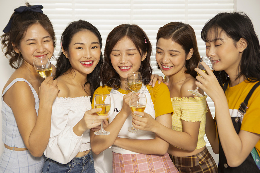 愉快的聚会喝香槟的女人们图片