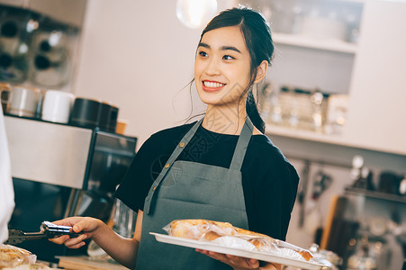 咖啡厅里兼职的女孩货品高清图片素材