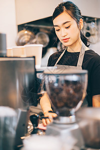 咖啡店兼职的女孩图片