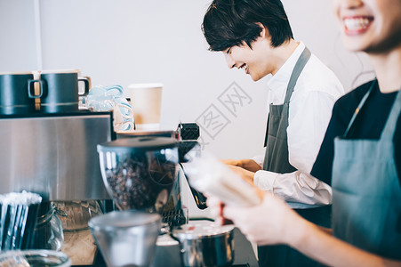 兼职女素材咖啡店年轻职员的的工作日出背景