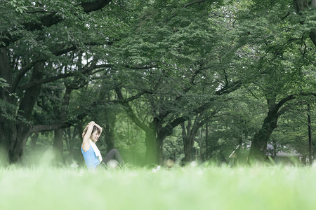 户外公园舒展身体的瑜伽女性图片