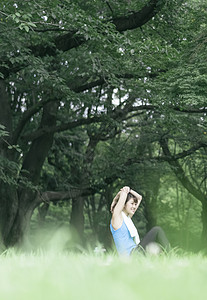 公园舒展身体锻炼的青年女子图片