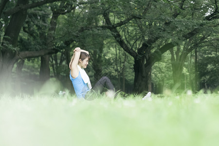 公园舒展身体锻炼的青年女子图片