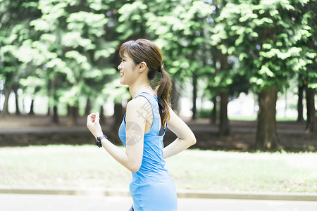 户外公园跑步的女青年图片