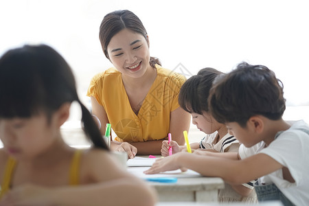 教室里老师教育小学生们图片