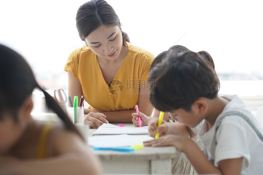 教室里老师教育小学生们图片