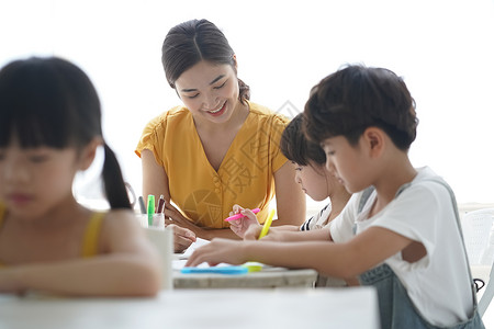 教室里老师教育小学生们图片