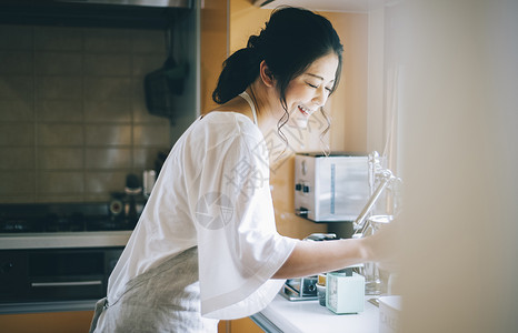 在厨房的家庭主妇图片