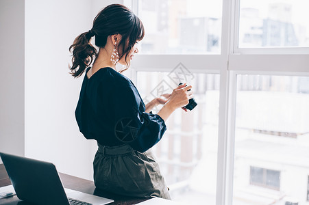 用相机拍照窗外美景的女人图片