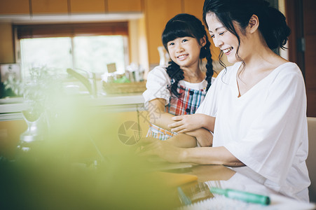 家里开心的母女一家人图片