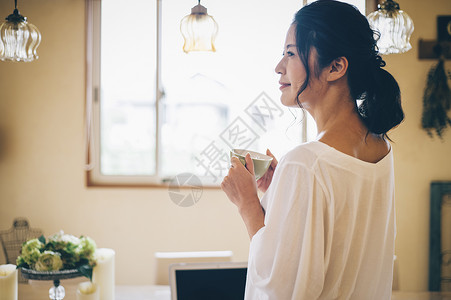 户内房屋半身照女生活方式茶时间图片