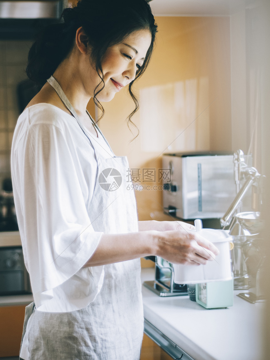 妈妈漂亮烹调女人的生活方式主妇图片