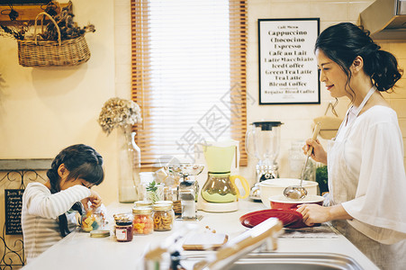 快乐母子生活父母和孩子的女孩帮助图片