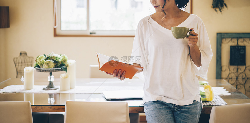 可爱漂亮的女人看杂志图片