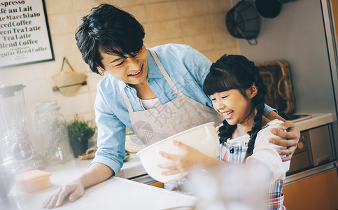 室内欢快孩子帮忙父母做家务图片