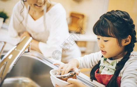 二十几岁父母和小孩菜品父母和孩子的女孩帮助图片