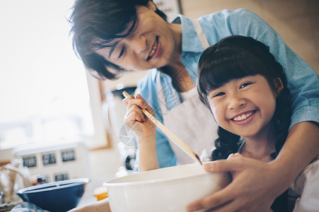 父亲少女亚洲父母和孩子的女孩帮助图片