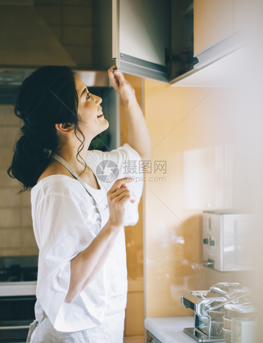 年轻居家美女整理家务图片