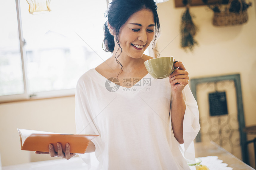 高兴吃饭漂亮女生活方式茶时间图片
