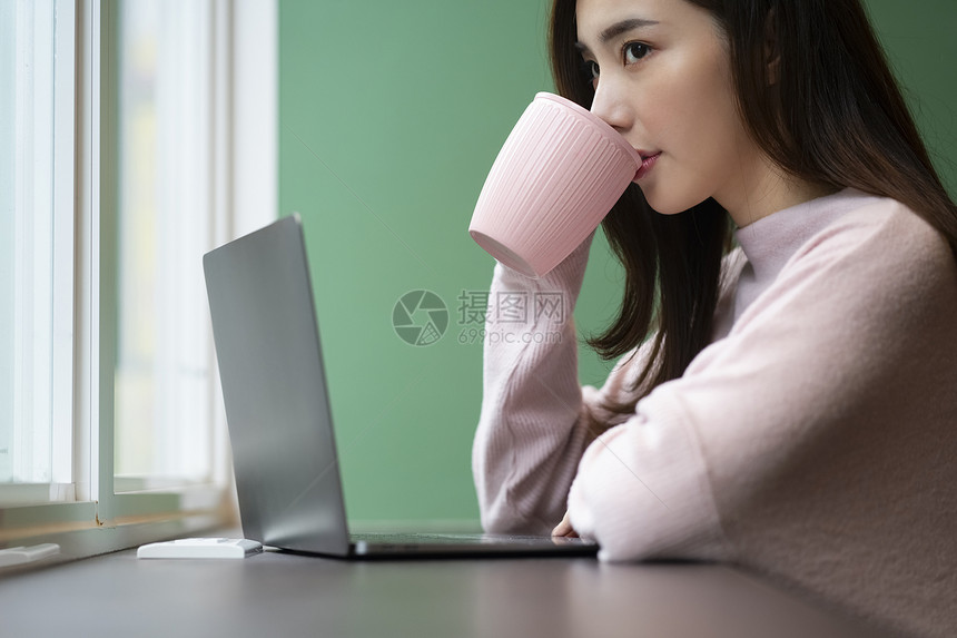 喝咖啡使用电脑的女性图片
