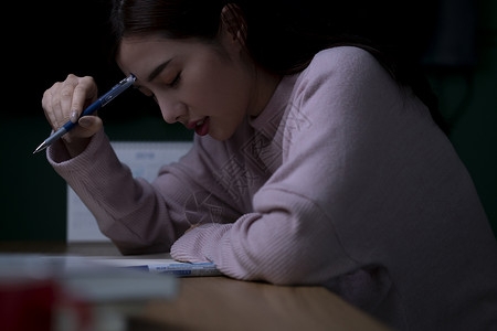 夜晚复习的女学生女孩高清图片素材