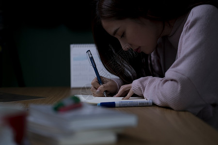 熬夜的女学生复习考试背景