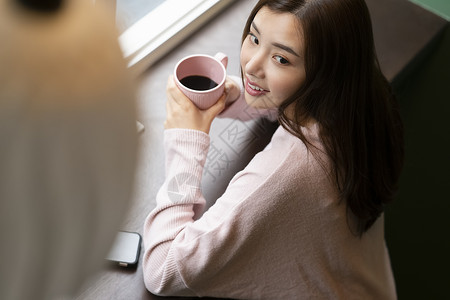 女孩喝咖啡提神图片