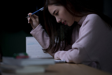 熬夜的女学生复习考试孤独的高清图片素材