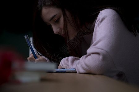 熬夜复习功课的女大学生动力高清图片素材