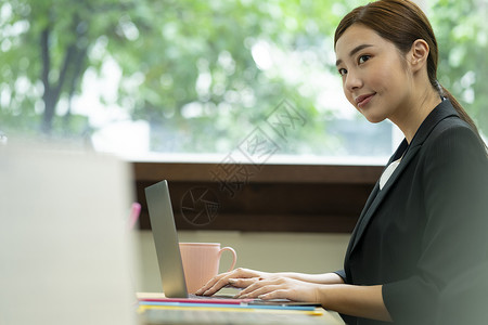 青年商务女性办公室工作图片