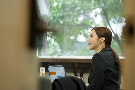 办公室微笑的商务女性白领高清图片素材