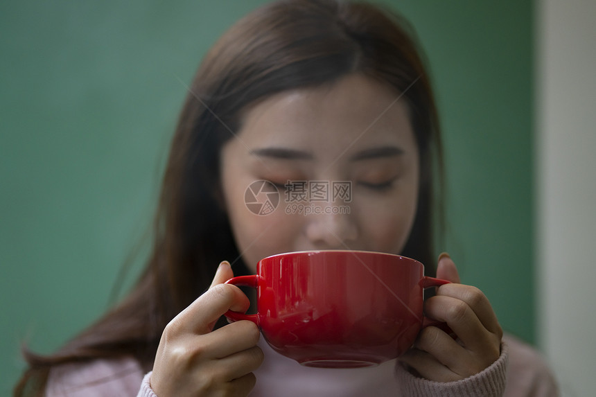 女孩喝咖啡提神图片