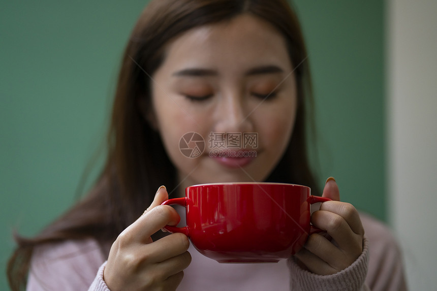 女孩喝咖啡提神图片