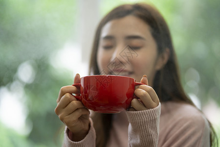 户外喝粥的女人图片