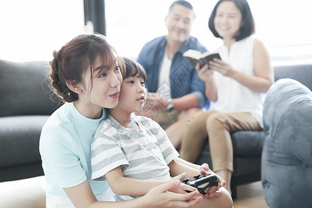 小孩朋友兄弟家庭生活方式父母和孩子玩游戏图片