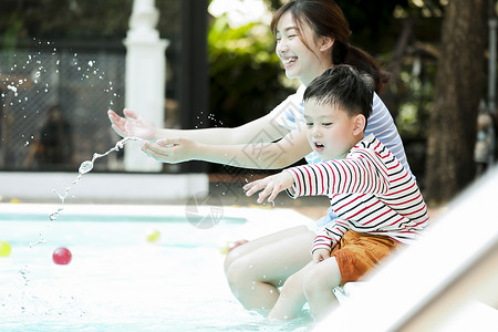 年轻青春生活家庭父母和孩子在游泳池玩耍图片