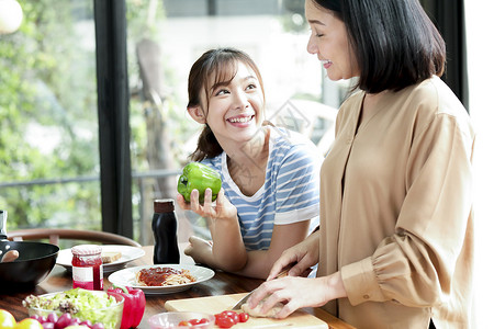 帮母亲做饭的女儿图片