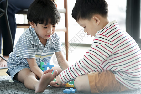 两个小朋友在玩玩具图片