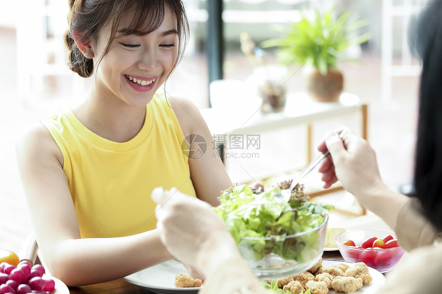 一大家庭吃丰盛的早餐图片