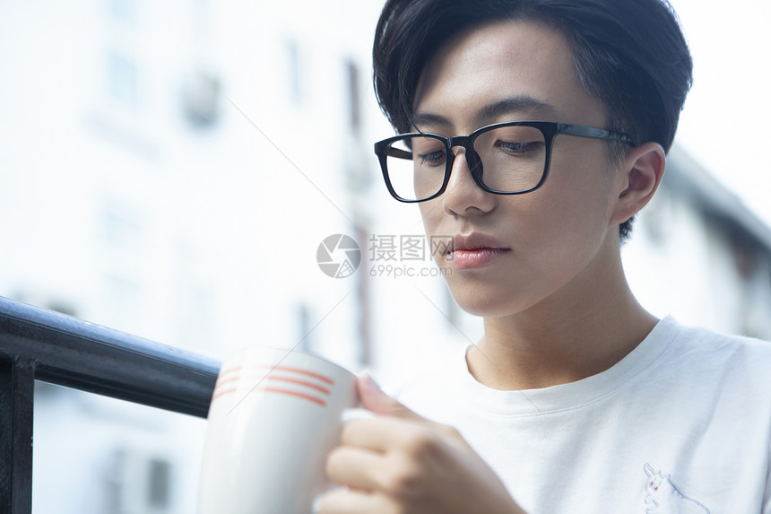 假日的休闲男子喝茶生活图片