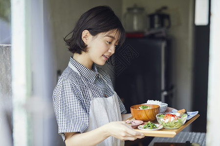 中午丰盛用餐的女人图片